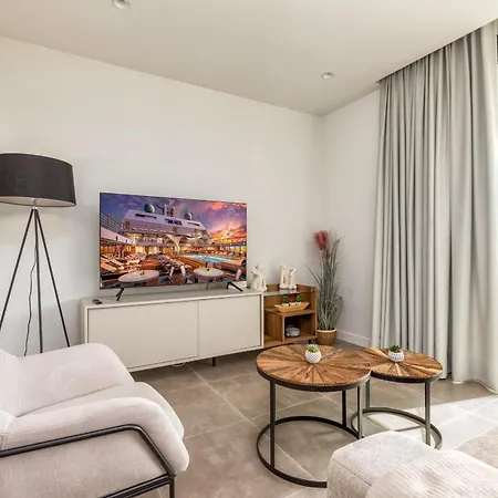 Vivi Homes - Higueron Premium Wellness, Sauna, Pool & Hot Tub דירה פואנגירולה