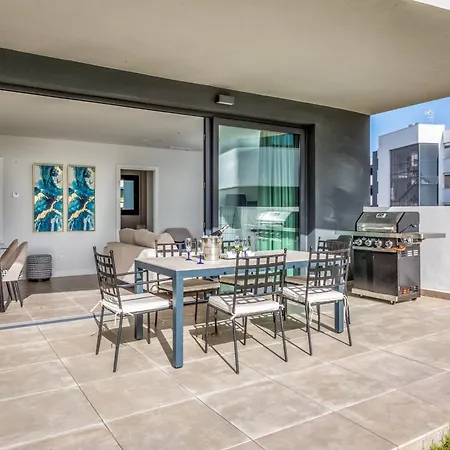 Vivi Homes - Higueron Premium Wellness, Sauna, Pool & Hot Tub דירה *